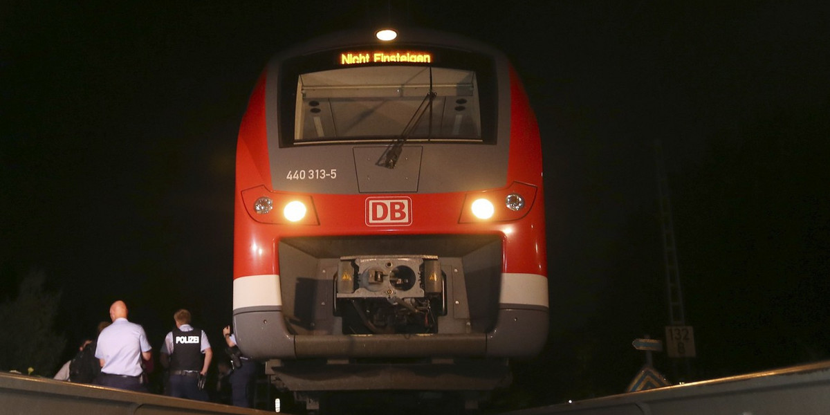 Napastnik zaatakował pasażerów pociągu regionalnego w Bawarii