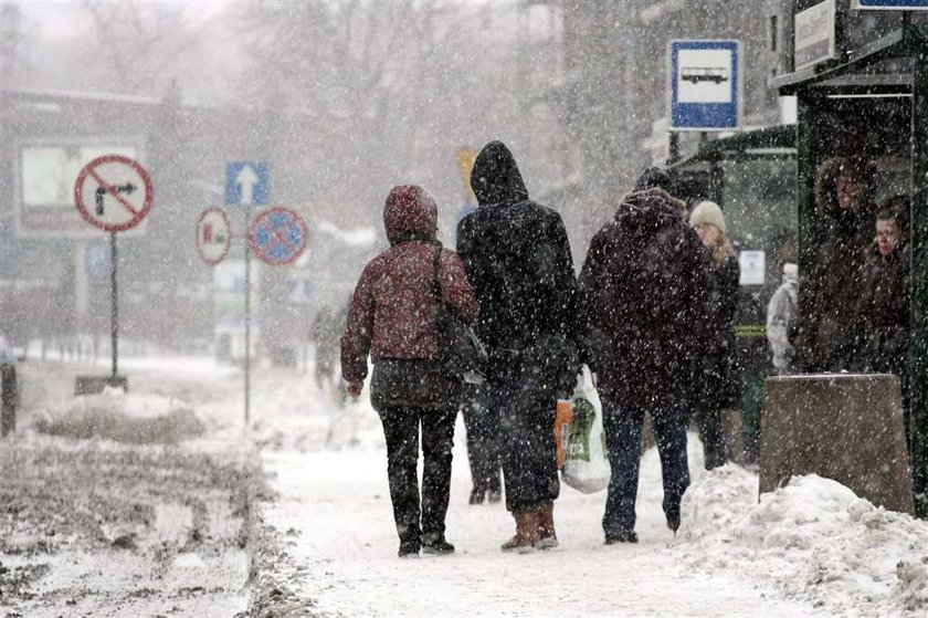 Jak zwykle! Zima zaatakowała po raz kolejny i znowu zaskoczyła służby walczące z białym żywiołem! Zaspy po kolana na chodnikach i śliskie, pośniegowe błoto na ulicach - tak wyglądał wczoraj Gdańsk. - Czy w niedzielę ekipy odśnieżające m...