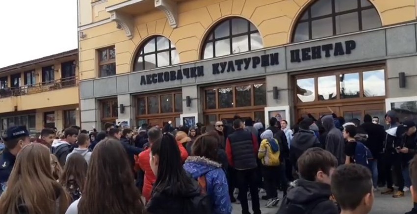 Okupljeni ispred Leskovačkog kulturnog centra