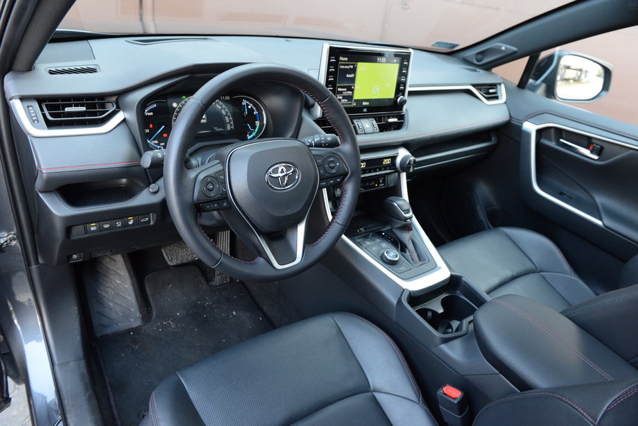 Toyota RAV4 Plug-in ma funkcjonalny kokpit, starannie zmontowany z dobrej klasy tworzyw. Nie ma żadnych istotnych problemów z ergonomią.