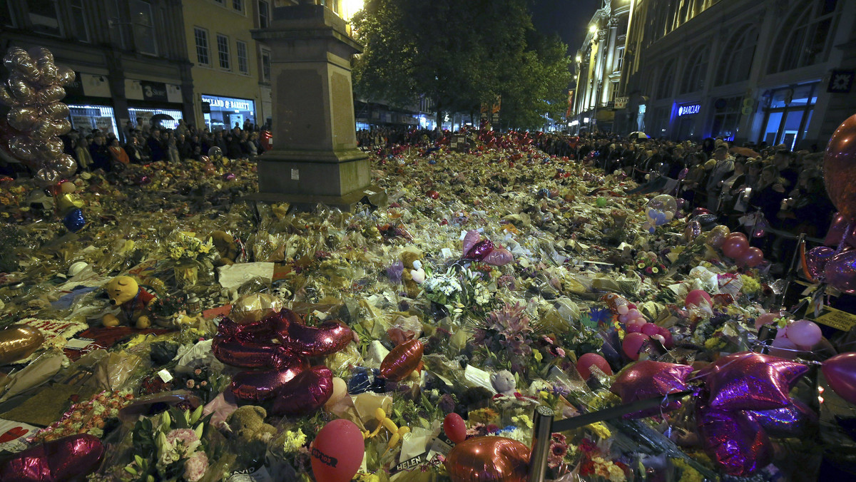 Setki ludzi zgromadziły się mimo deszczu wczoraj wieczorem w centrum Manchesteru, by o godz. 22.31 - dokładnie w tydzień po zamachu bombowym w tym mieście - uczcić pamięć 22 jego ofiar.