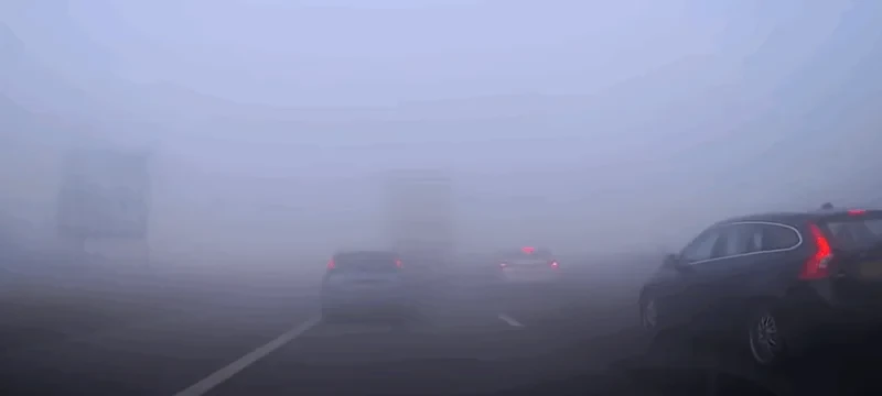 Poľská dopravná polícia trestá nepozorných vodičov pokutou tristo zlotých za jazdu na automatické svetlá v hmle. 
