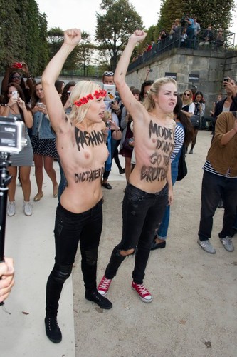 Działaczki Femenu na Paris Fashion Week