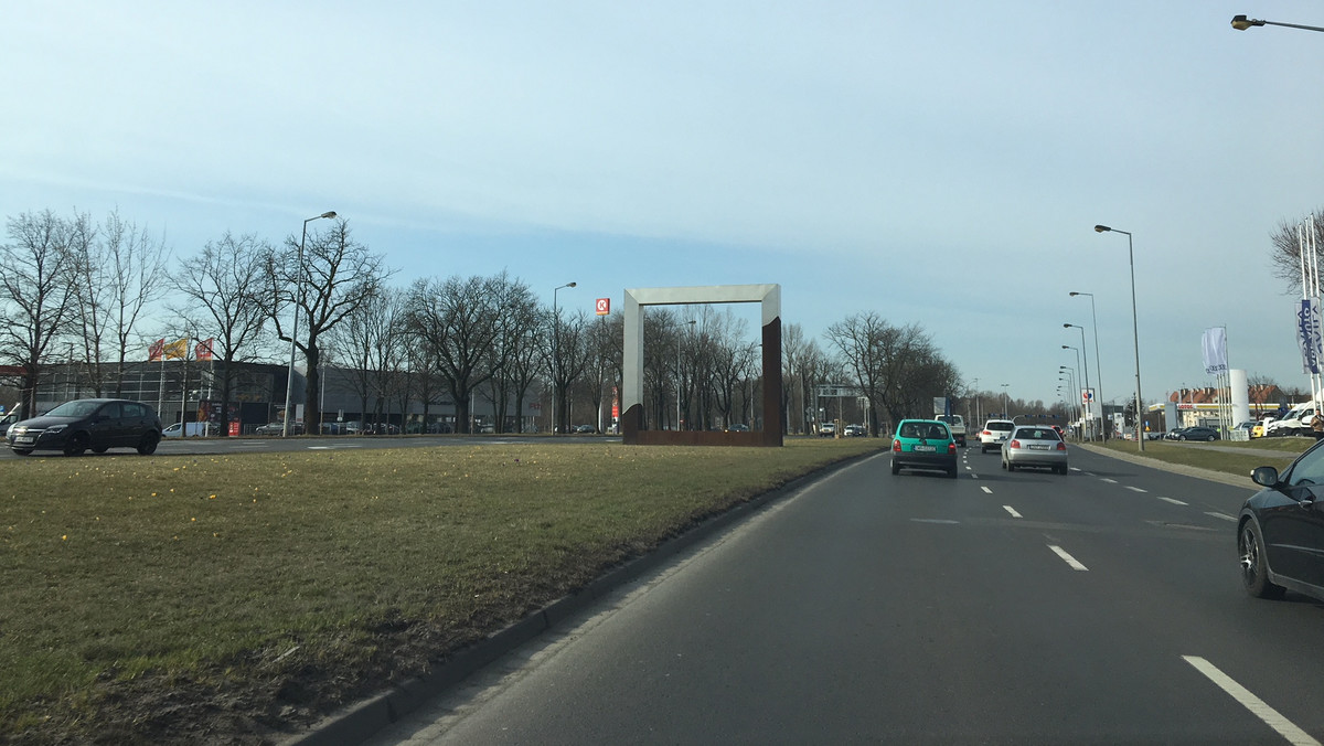 Po konsultacjach z mieszkańcami wrocławscy urzędnicy biorą pod uwagę już tylko trzy warianty trasy tramwaju na Ołtaszyn. Jeden z nich zakłada, że torowisko zostanie poprowadzone przez aleję Karkonoską i ul. Zwycięską. Dwa inne warianty zakładają, że tramwaj pojedzie od parku Południowego wzdłuż Agrestowej albo przez Weigla, Spiską i Orawską.