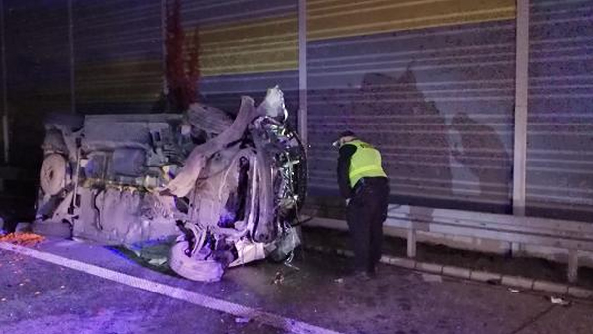 Do wypadku doszło tuż przed północą, na odcinku trasy S8 między Sieradzem a Złoczewem. Kierowca volkswagena caravelle uderzył w bariery, a na jego przewrócone auto najechał ciągnik siodłowy. Zginął pasażer volkswagena.