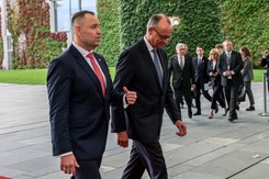 Karol Nawrocki dostał w Berlinie prezent dla córki. Czym obdarowano Kasię? [WIDEO]