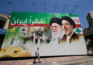 Bilbord na kojem su pokojni iranski lider ajatolah Ali Hamnei i iranski vrhovni vođa ajatolah Modžtaba Hamnei u Dahijehu, južnom predgrađu Bejruta, Liban