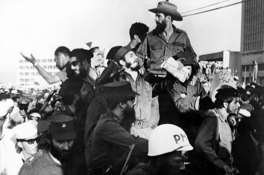 Fidel Kastro (u sredini, gleda gore) pored lidera Kubanske revolucije dok pobunjeničke snage ulaze u Havanu 8. januara 1959. godine | Foto: AFP via Getty Images