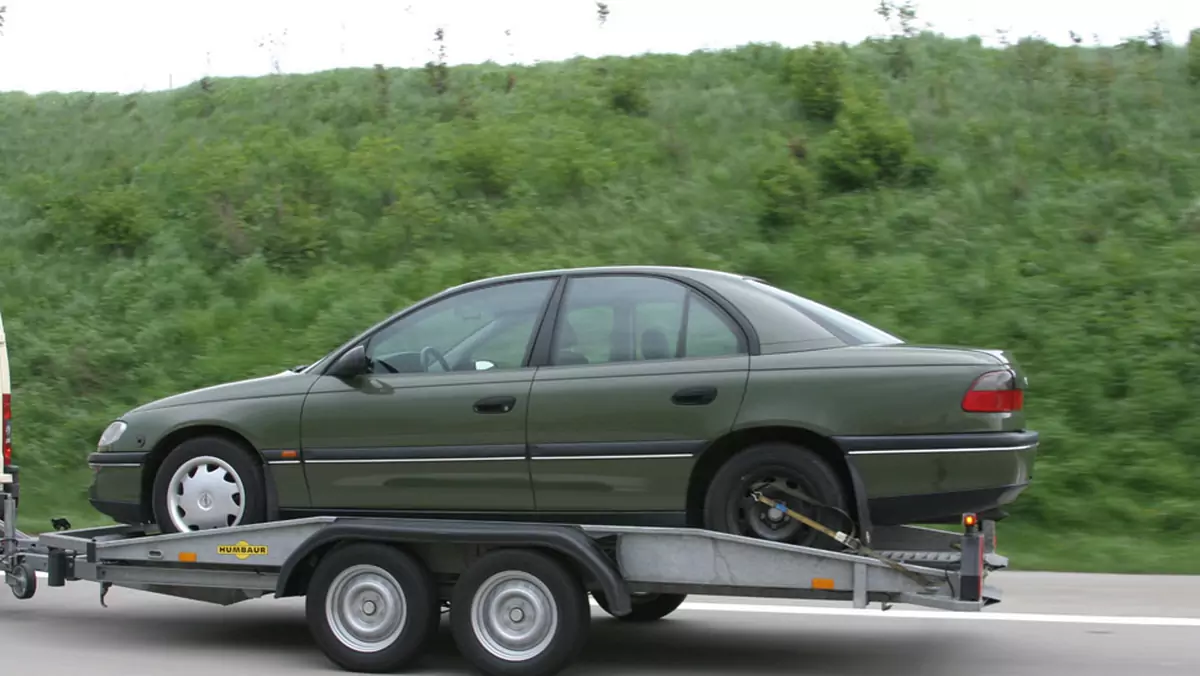 Jak sprowadzić auto z zagranicy? Ile kosztuje rejestracja samochodu sprowadzonego z UE i spoza UE?