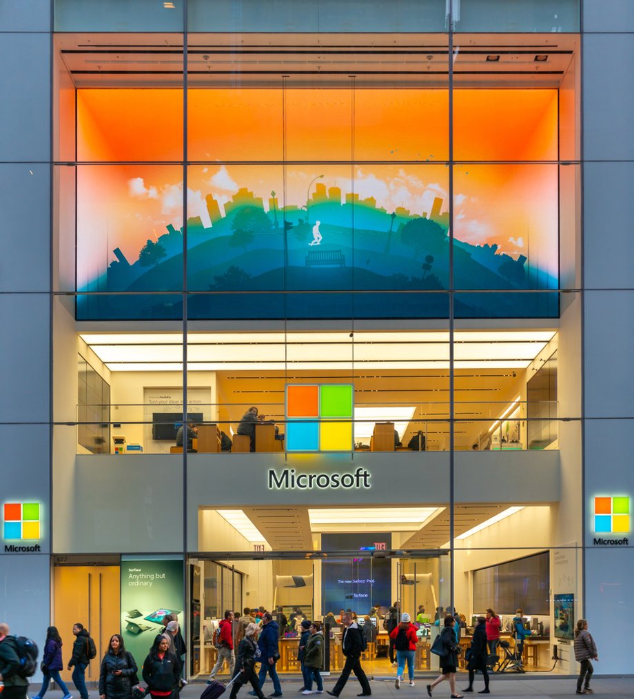 Sklepy Microsoftu miały być odpowiedzią na popularność Apple Store. Microsoft otworzył nawet sklep przy Piątej Alei w Nowym Jorku, zaledwie kilka przecznic od słynnego sklepu Apple'a. 