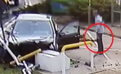 Mercedesem staranował stację paliw. Z auta wysiadł z butelką [WIDEO]