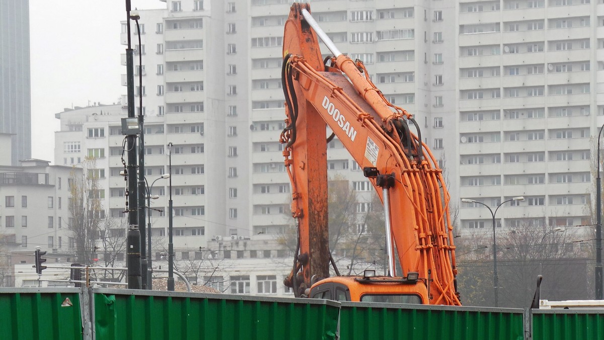 Niebezpieczny incydent na budowie II linii metra. Operator dźwigu, podczas wyciągania minikoparki z 10-metrowego wykopu, zahaczył o strop stacji i bariery zabezpieczające. Okazało się, że mężczyzna był pijany. Zatrzymała go policja.