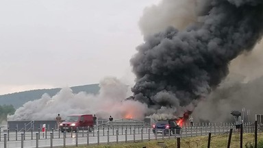 Ogromny pożar w Sanoku. Pali się  lakiernia, kłęby dymu nad miastem, obwodnica zamknięta 