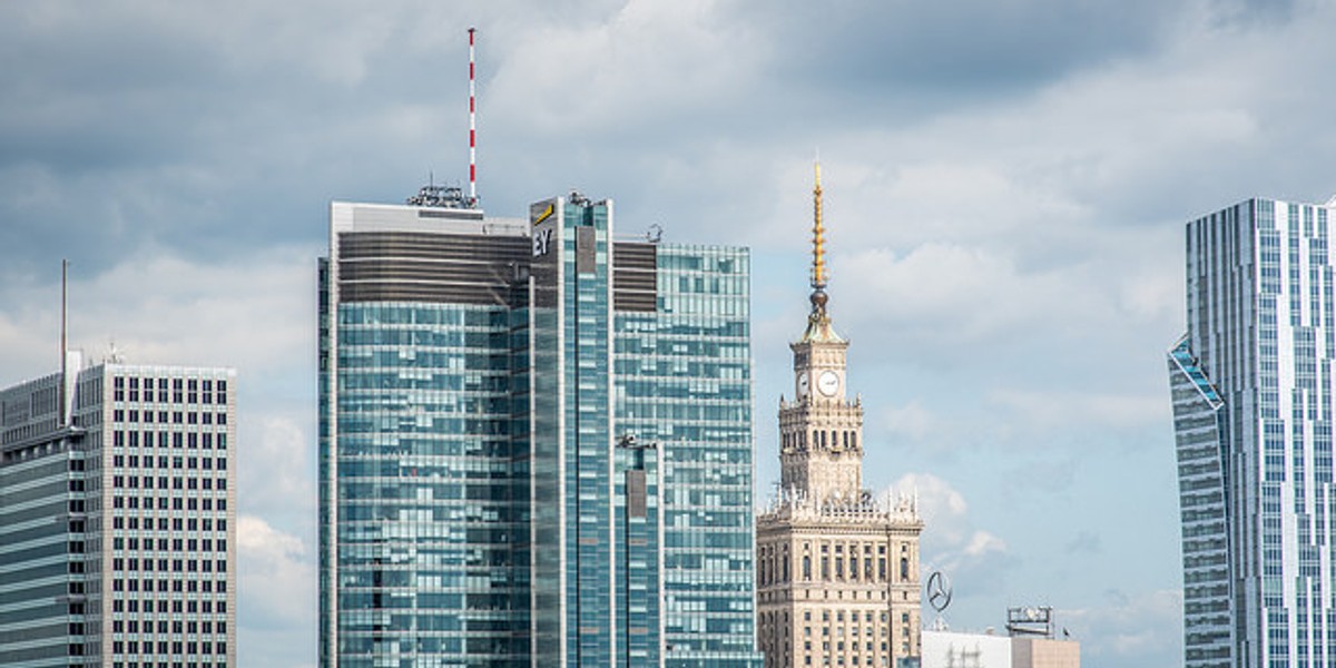 Technologia napędzająca cyfrową transformację jest kluczowa dla biznesów każdego rozmiaru. Pozwala im zwiększać produktywność, pozyskiwać cenne dane o operacjach i klientach, daje nowe możliwości pracownikom, włącznie z tymi na pierwszej linii frontu, a także radzić sobie z wyzwaniami takimi, jak ograniczone zasoby,