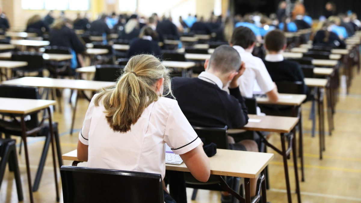 We wtorek rano egzaminem pisemnym z języka polskiego na poziomie podstawowym rozpoczęły się matury dla około 271 tys. tegorocznych absolwentów liceum i technikum.