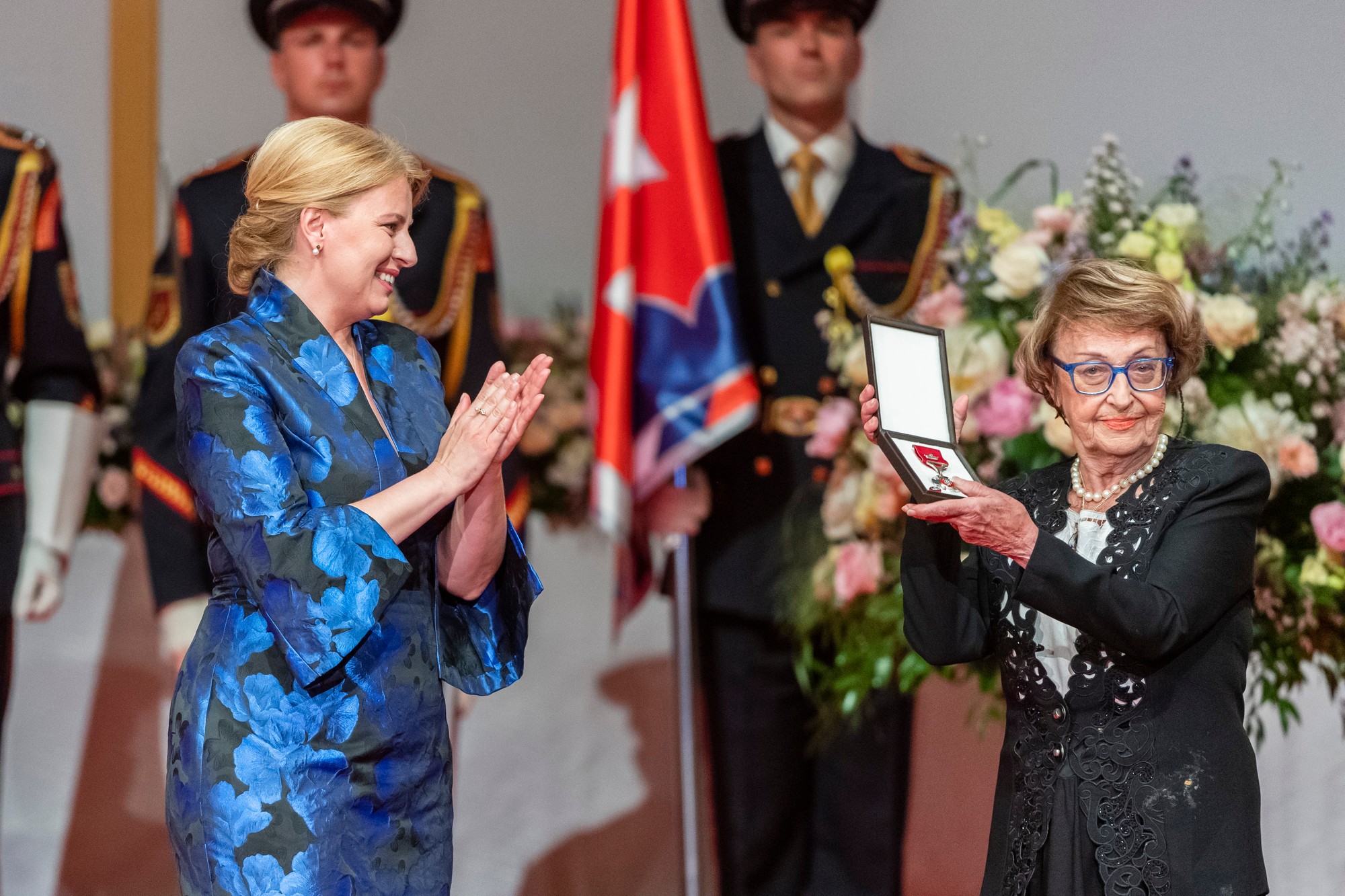 Prezidentka SR Zuzana Čaputová a Helena Jurasovová si preberá štátne vyznamenanie. 