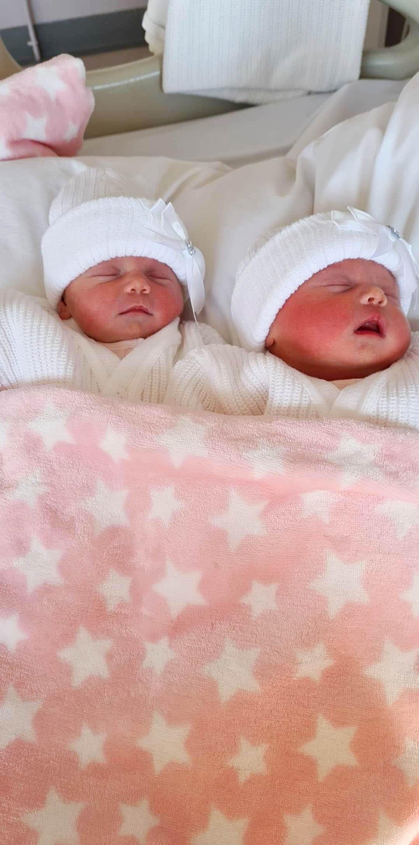 Nienarodzone bliźniaki przeżyły śpiączkę matki z koronawirusem!