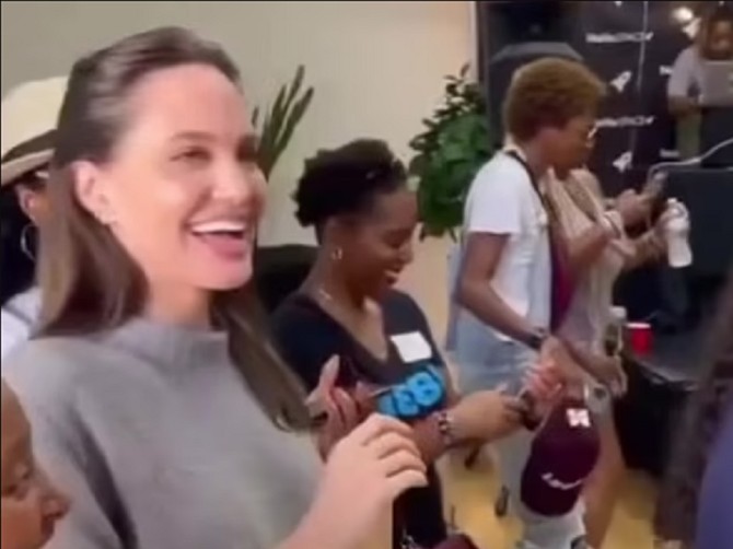 Anđelina Džoli sa ćerkom Zaharom foto: TikTok/@watchtheyard 