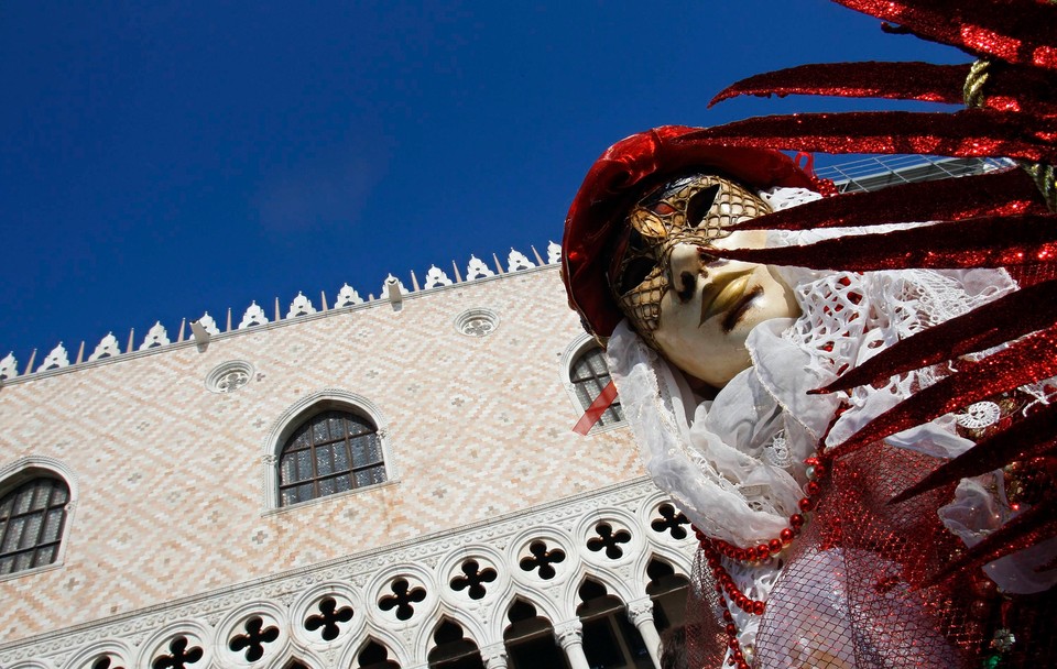 2010-02-07T123917Z_01_MXR06_RTRIDSP_3_ITALY-CARNIVAL.jpg