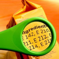 Rejtőzködő alapanyagok az élelmiszerekben: ezt az E-számot kerülje el!