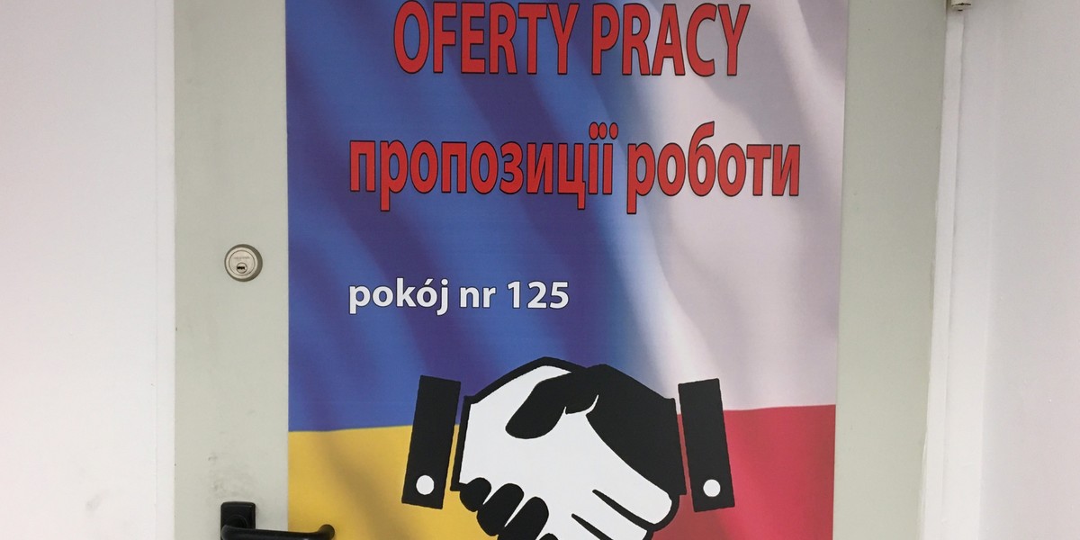 Polski rynek pracy w sposób doraźny ratują przede wszystkim pracownicy z Ukrainy. Pracują oni w Polsce coraz dłużej, a ich wymagania zarobkowe rosną.