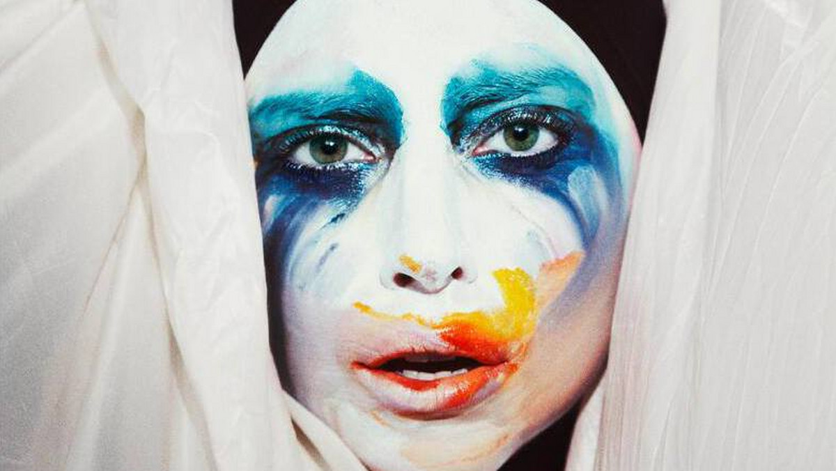 Lady Gaga opublikowała oficjalnie swoją nową piosenkę - "Applause". To pierwszy singiel z nadchodzącego albumu artystki zatytułowanego "ARTPOP". Utwór pojawił się w sieci tydzień wcześniej niż planowano, ponieważ kawałek przedwcześnie wyciekł do sieci.