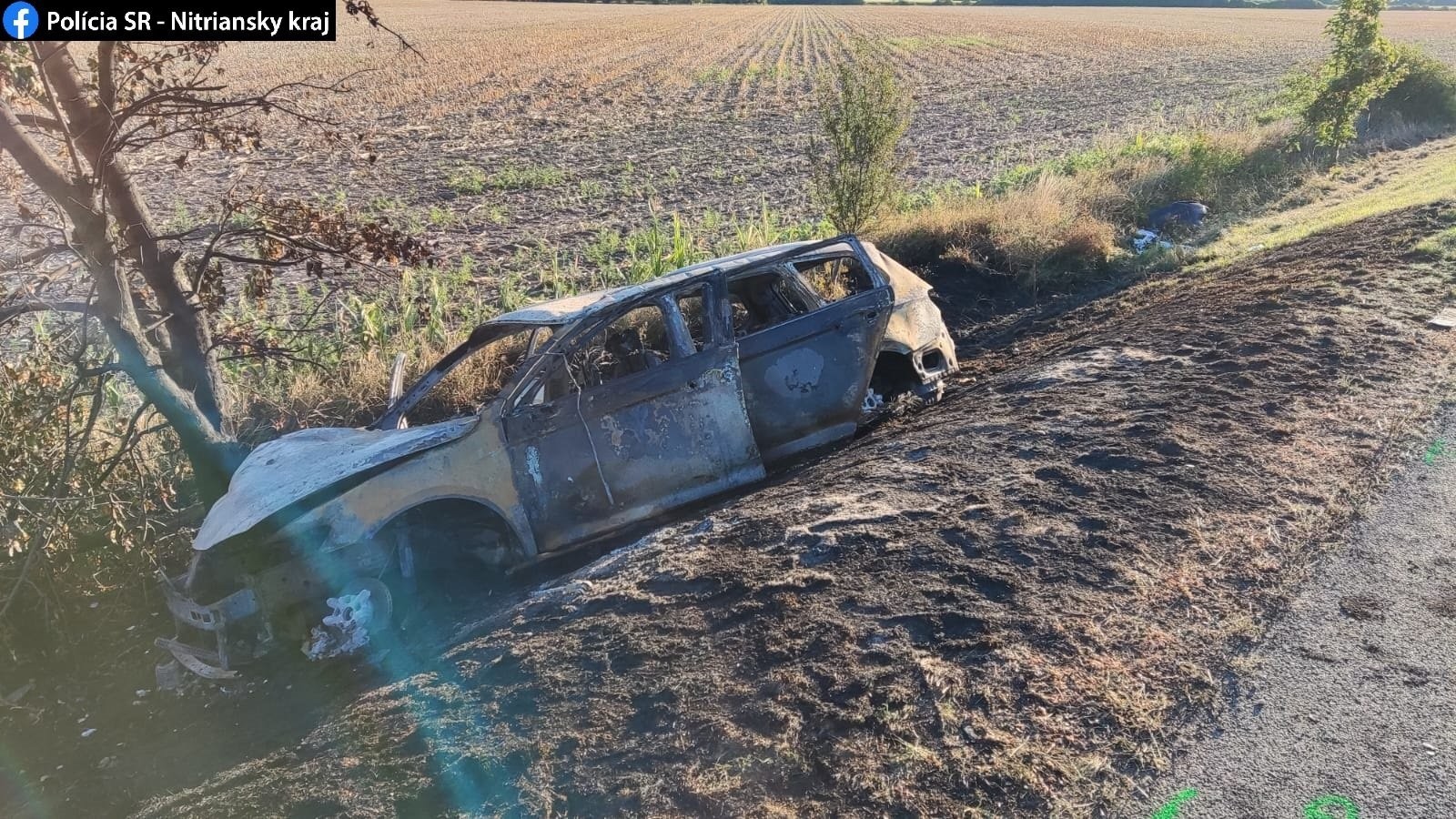 Z horiaceho auta prevážajúceho migrantov policajti vytiahli osem ľudí.