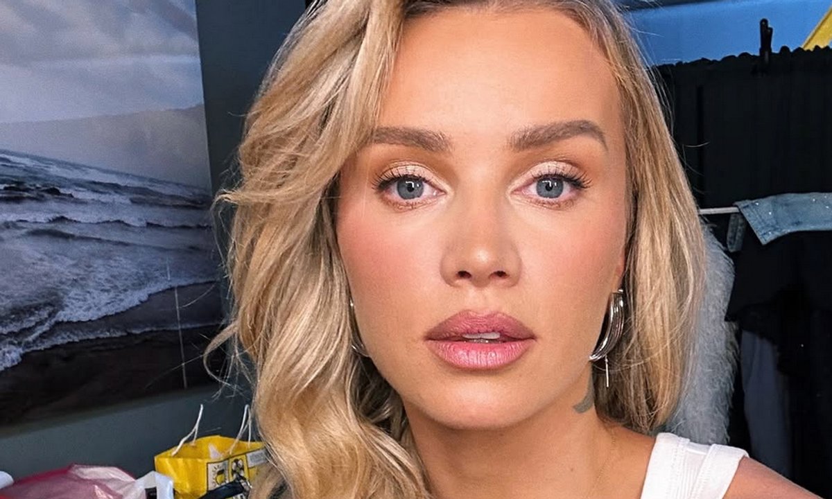 Maffashion w płaszczu i szpilkach. Wyglądała jak gwiazda filmowa