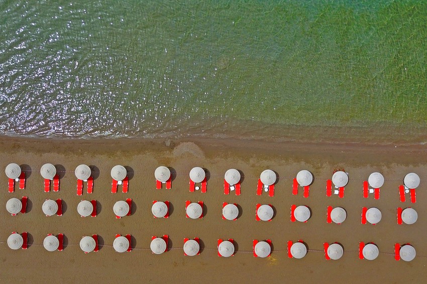 Priprema za turističku sezonu u novim okolnostima: Plaža Karatona kod Nafplija u Grčkoj