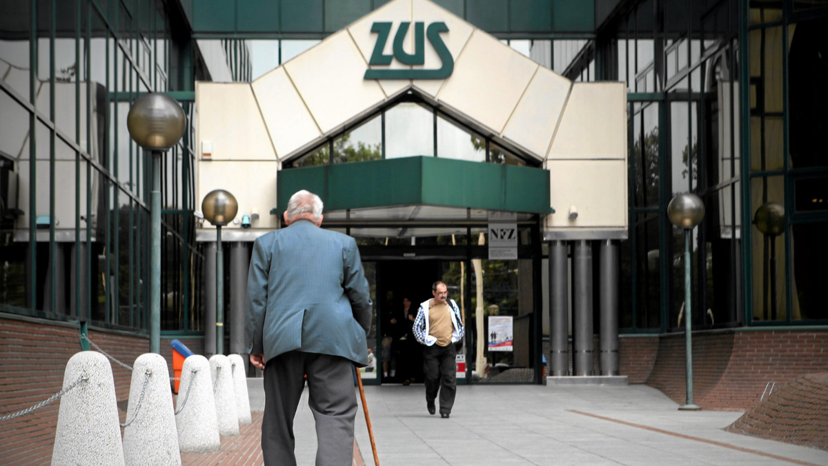 Ci, którzy fikcyjnie chorują zwolnienie do ZUS dostarczają ostatniego możliwego dnia, żeby Zakładowi zostawić jak najmniej czasu na ewentualną kontrolę. Dlatego ZUS, żeby wykryć szwindel musi trochę liczyć na pomoc innych - donos podejrzliwego pracodawcy, czy "życzliwość" sąsiadów. Dzięki temu wyszło np. na jaw, że pewien przewlekle chory na kręgosłup mężczyzna w czasie chorobowego remontował mieszkanie.