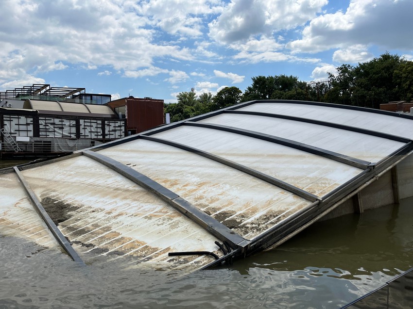 Zadnji deo splava naslonjen na dno reke