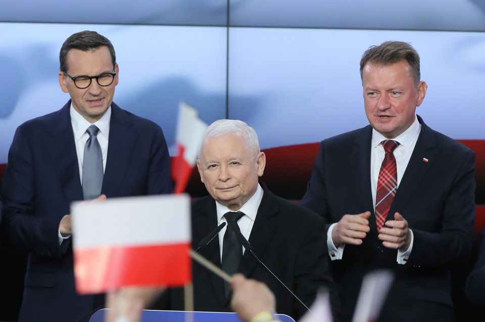 Mateusz Morawiecki, Jarosław Kaczyński i Mariusz Błaszczak podczas wieczoru wyborczego w sztabie PiS w Warszawie w 2023 r.