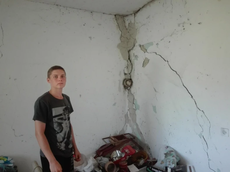 Maksim pored zida u staroj oštećenoj kući: Ovako je bilo nekada