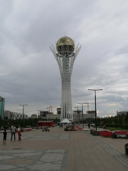 Nur-Sułtan to miasto pełne awangardowych budowli, takich jak wieża widokowa Bäjterek (Topola).