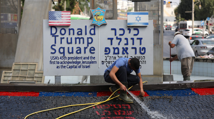 Munkások megtisztítják a vörös festéktől a Donald Trump teret, amelyet tiltakozók a tervezett ciszjordániai annektálás miatt rongáltak meg a Tel-Aviv közelében lévő Petah Tikvában 2020. június 29-én. / Fotó: MTI/EPA/Abir Szultan