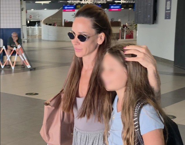 Nikolija i Relja na aerodromu sa decom