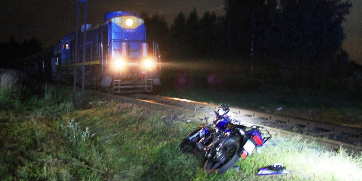 Harmęże. 15-latek w ciężkim stanie. Wjechał motocyklem pod pociąg