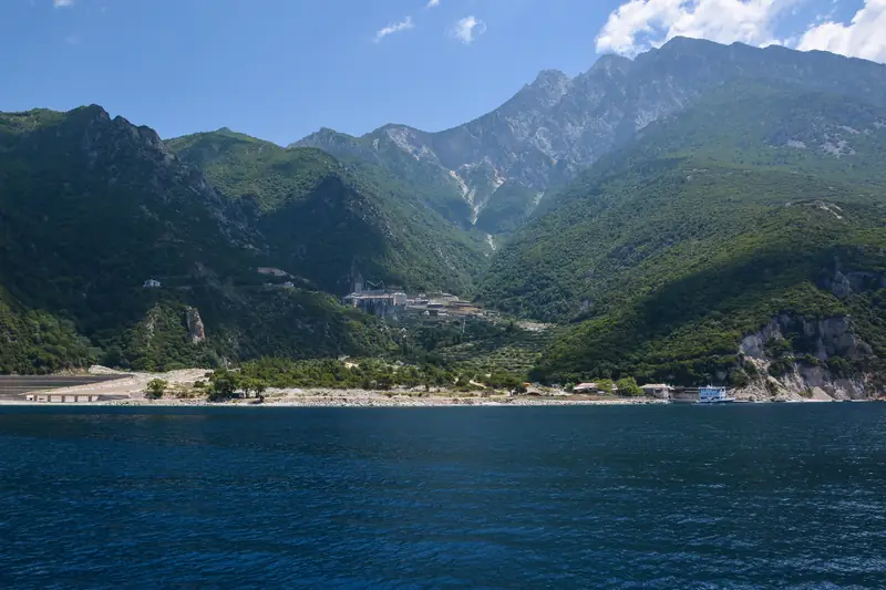 Widok ze statku na Świętą Górę na Półwyspie Athos, fot. Getty Images / D_Zheleva