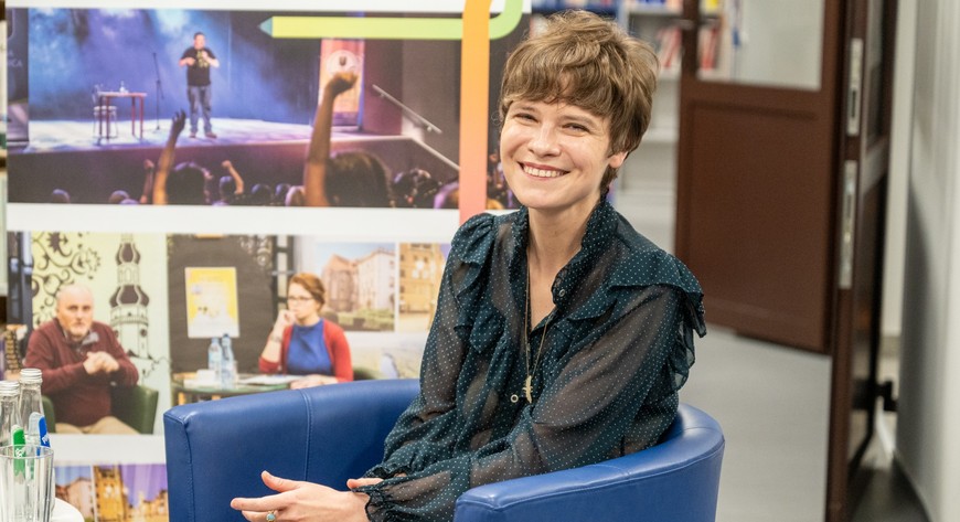 Eliza Kącka – pisarka, literaturoznawczyni, krytyczka i felietonistka Tygodnika Powszechnego.