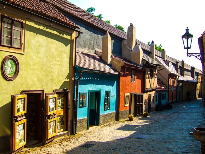 <strong>Złota Uliczka</strong>
<br></br>
Złota Uliczka (cz. Zlatá ulička) to część praskiego zamku (Pražský hrad), gdzie dziś ulokowane są wystawy, sklepy i galerie. Uliczka pełniła przez wieki funkcje mieszkalne, m.in. dla żydowskich złotników. Przez pewien czas mieszkał tu i tworzył słynny pisarz Franz Kafka.
<br></br>
Za zwiedzanie tego urokliwego miejsca pobierana jest opłata. Zwiedzanie Złotej Uliczki możliwe jest także w ramach biletu na cały Zamek Praski (Trasa A - Stary Pałac Królewski, Bazylika św. Jerzego, Złota Uliczka, Katedra św.Wita, Wystawa o historii Zamku Praskiego, Pałac Rożembergów; Trasa B - Stary Pałac Królewski, Bazylika św. Jerzego, Złota Uliczka, Katedra św.Wita).