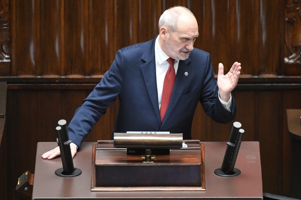 Macierewicz na konferencji prasowej powiedział, że z dumą patrzy na wyroby HSW, w tym na armatohaubicę Krab i samobieżny moździerz Rak