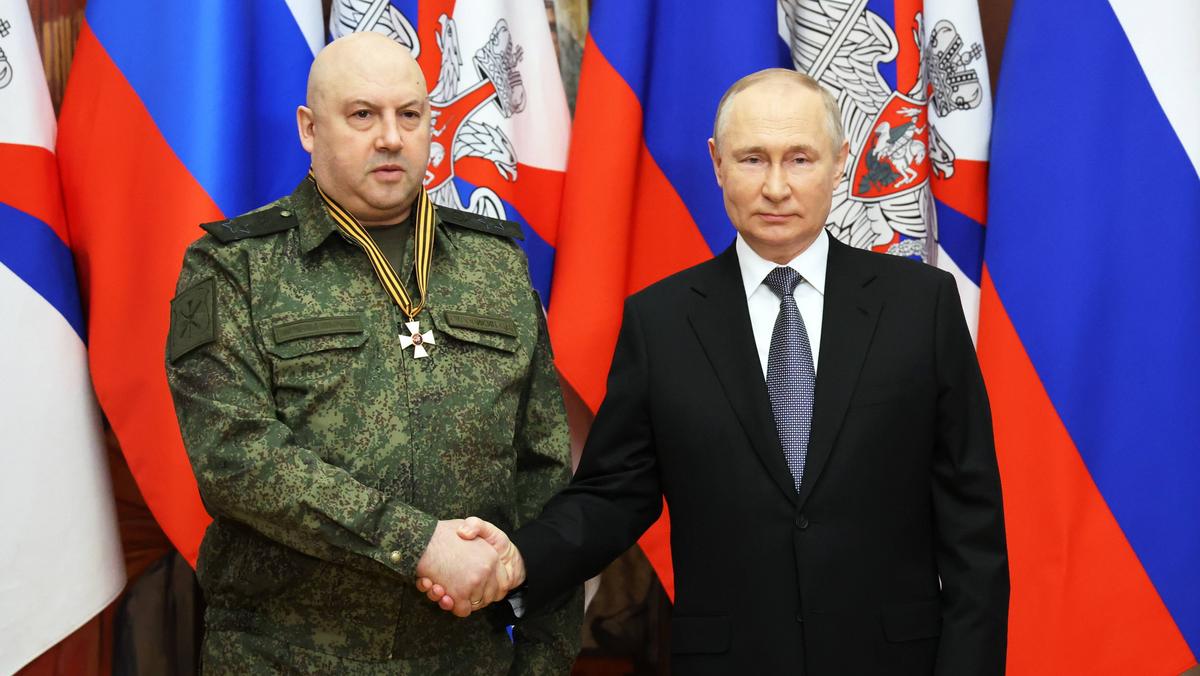 Prezydent Rosji Władimir Putin z byłym dowódcą rosyjskich wojsk w Ukrainie, generałem Siergiejem Surowikinem