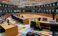 Politico: Spór Polski i Włoch o kauczuk groził nieprzyjęciem pakietu sankcji