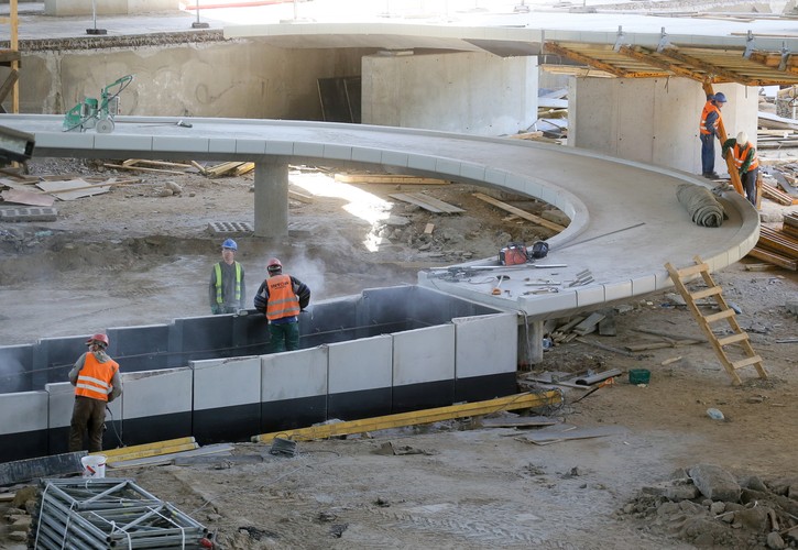 'Wszystko idzie zgodnie z harmonogramem, zasadnicze części realizacji już mamy za sobą. Zostały jeszcze do zrobienia z głównych robót schody prowadzące na kapy chodnikowe oraz oczywiście wykończenie, czyli balustrady. <br><br> fot. (cat) PAP/Paweł Supernak