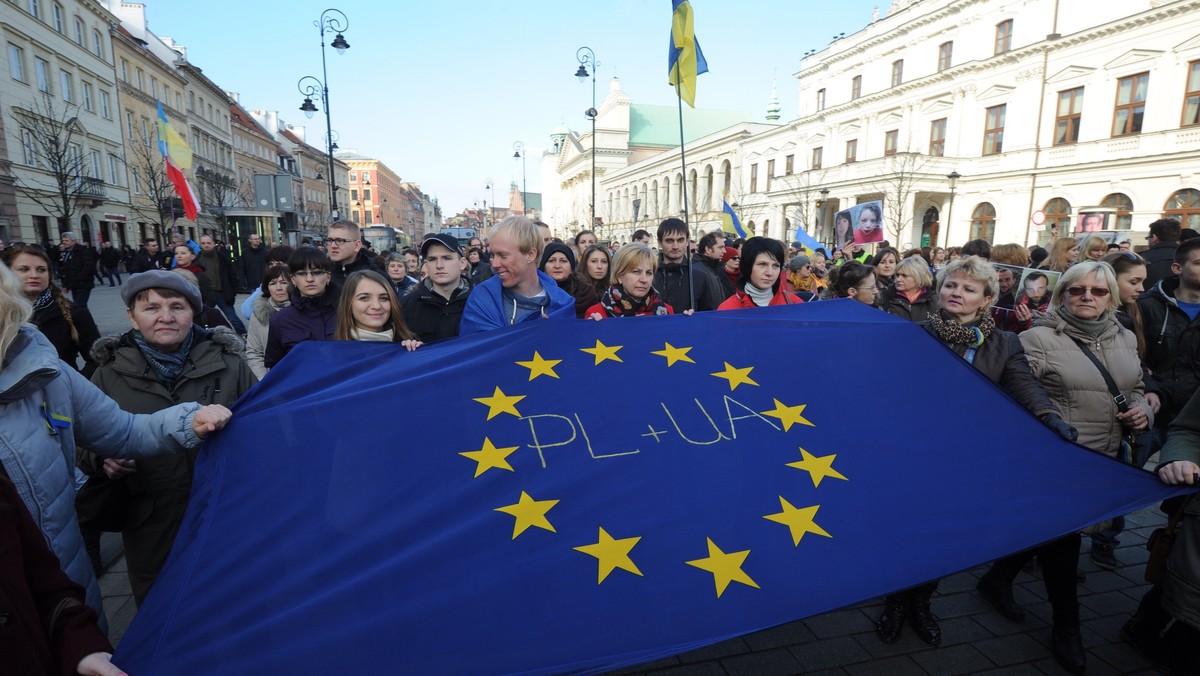 Ponad 500 osób uczestniczyło w Warszawie w niedzielnej manifestacji poparcia integracji Ukrainy z Unią Europejską oraz protestów na Majdanie Niepodległości w Kijowie. Z Placu Zamkowego demonstranci przeszli przed ambasadę Ukrainy. Protest przebiegł bez incydentów.