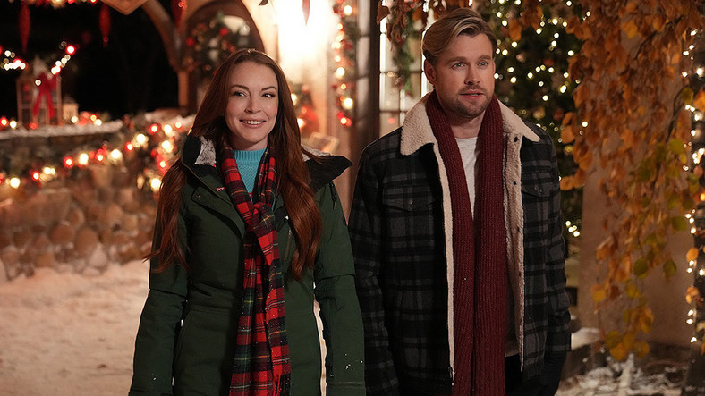 Lindsay Lohan i Chord Overstreet w filmie "Falling For Christmas"