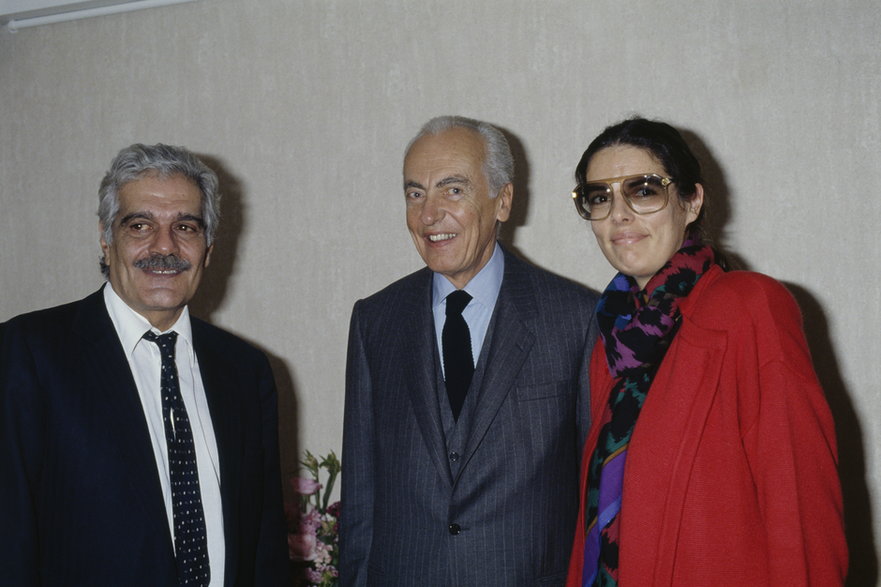 Andre Bettencourt i Françoise Bettencourt-Meyers w 1988 r. Po lewej stoi egipski aktor Omar Sharif.