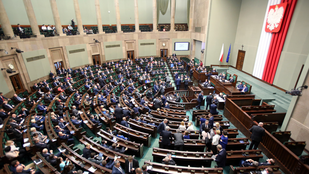 Sejm uchwalił nowelizację ustawy o Trybunale Konstytucyjnym autorstwa Prawa i Sprawiedliwości. W gmachu przy Wiejskiej odbyła się dziś gorąca debata na temat zmian w prawie dotyczących o TK. Kilka godzin trwało następnie posiedzenie Komisji Ustawodawczej. Wszystkie poprawki opozycji - PO, PSL i Nowoczesnej - zostały odrzucone przez większość PiS. Zapraszamy do relacji na żywo!