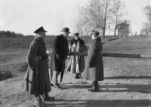 Mężczyzna podróżujący z Polski w rozmowie z Litwinami (1934, CC0 1.0 Universal (CC0 1.0) Przekazanie do Domeny Publicznej).