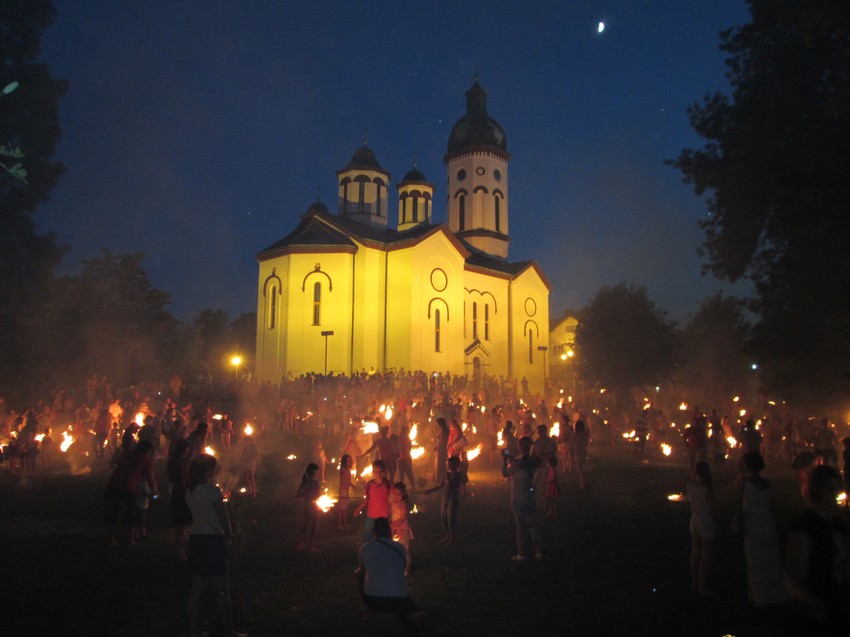 U Loznici čuvaju običaj paljenja lila uoči Petrovdana